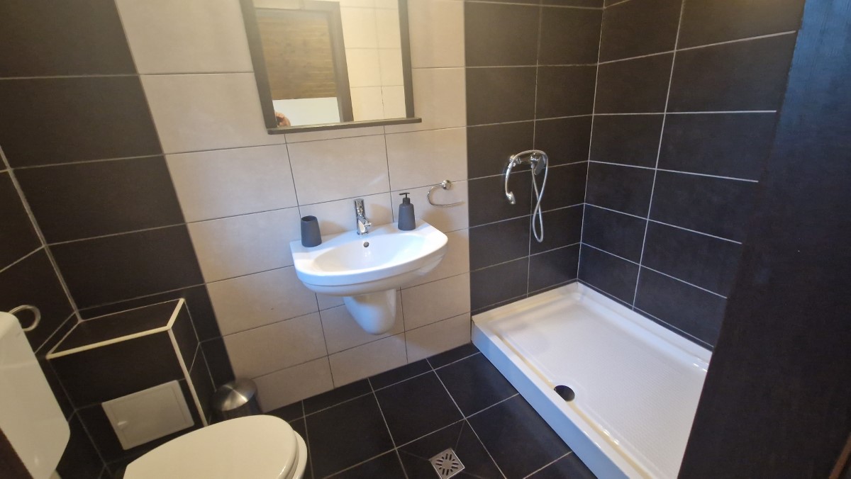 Baie modernă cu cabină de duș și finisaje curate