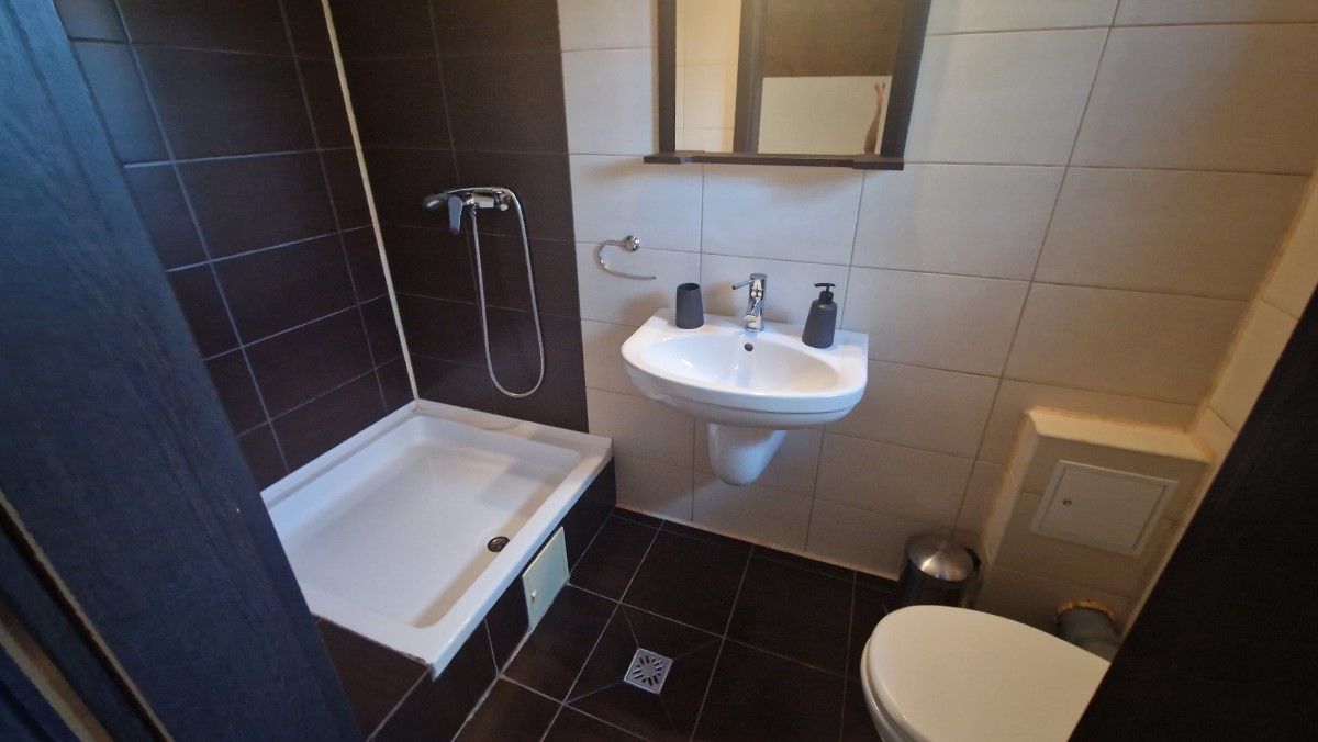 Toaletă privată elegantă în camera matrimonială