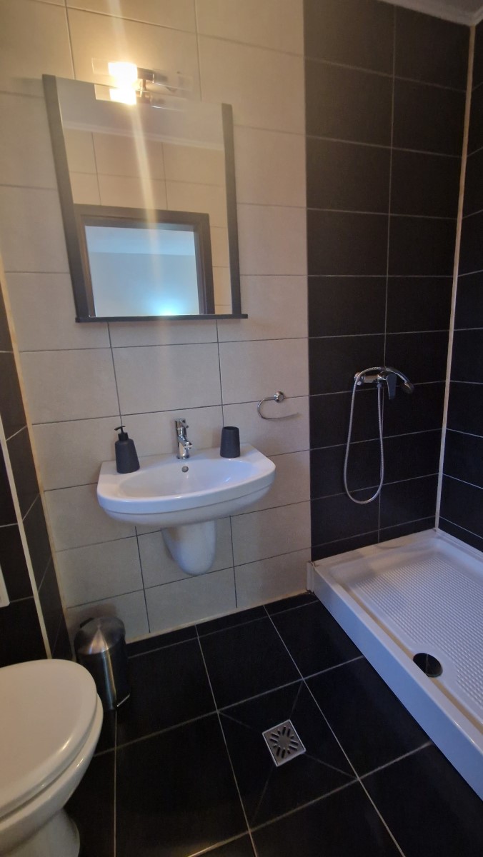 Spațiu de baie cu chiuvetă dublă și iluminat cald