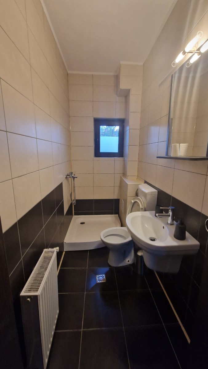 Baie de oaspeți cu design simplu și aerisit