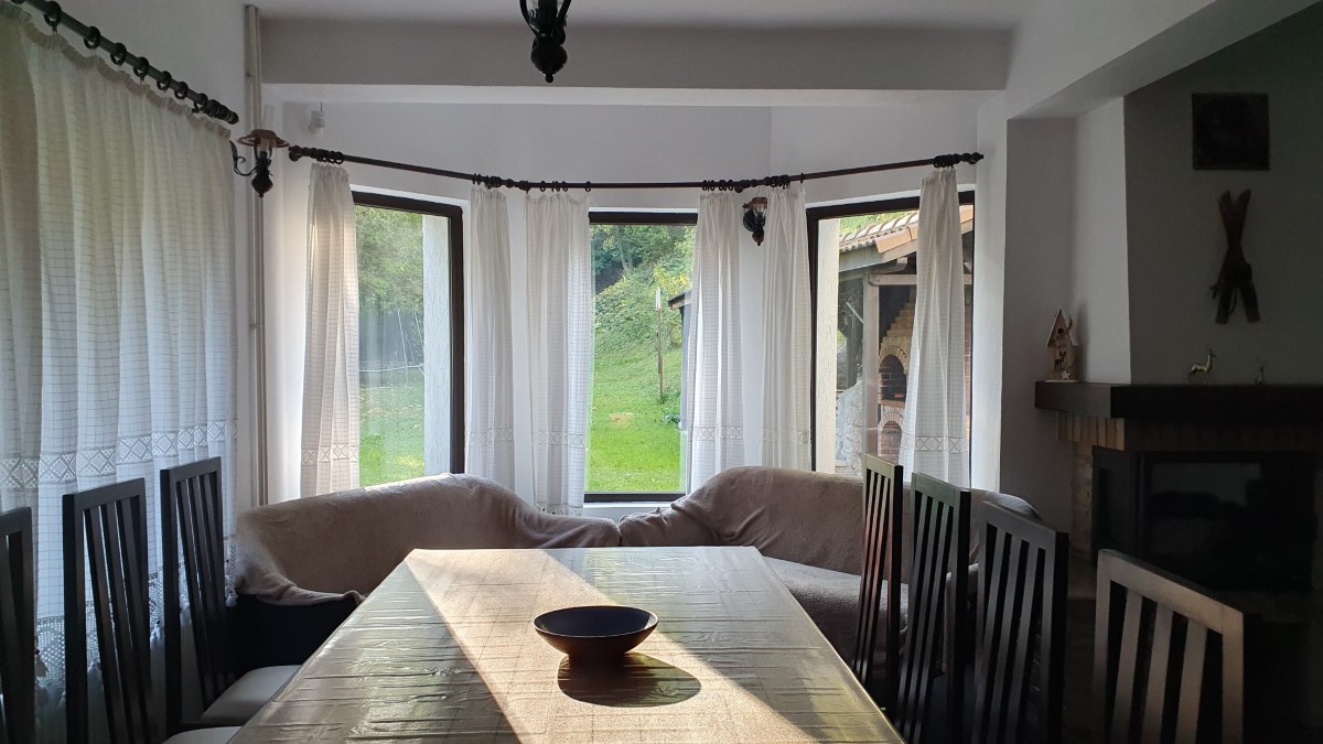 Living generos cu zonă de relaxare și colț multimedia