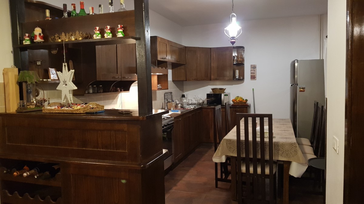 Zonă comună cu șemineu și canapele confortabile