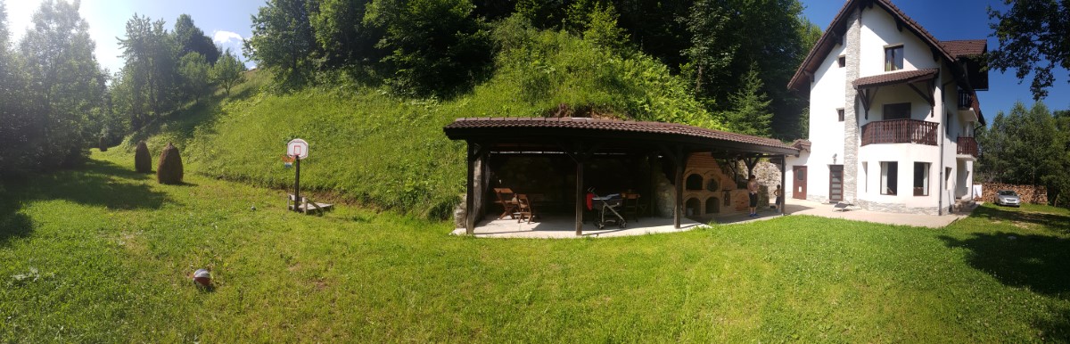 Curte cu activități de grup și spațiu deschis