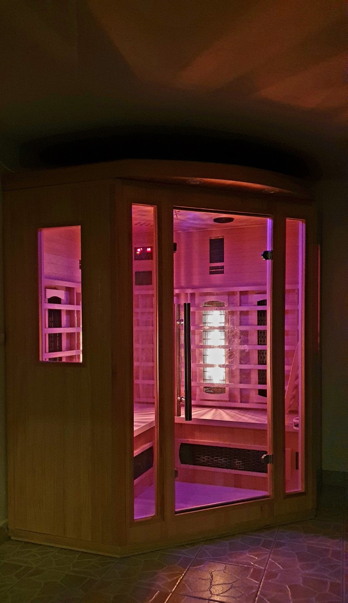 Zonă de grătar cu lemn pregătit și masă de picnic