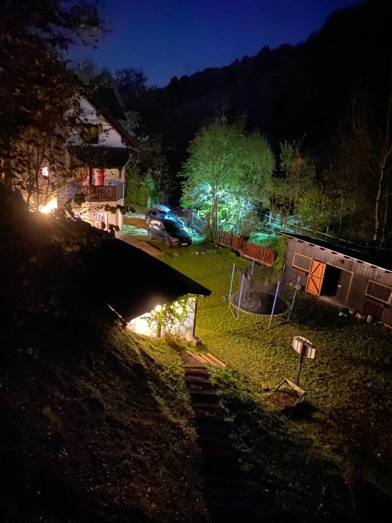 Detaliu foișor din lemn cu bănci rustice