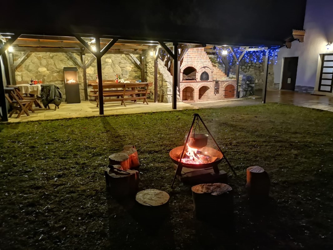 Foișor rustic în grădina La Crăiță, perfect pentru relaxare 