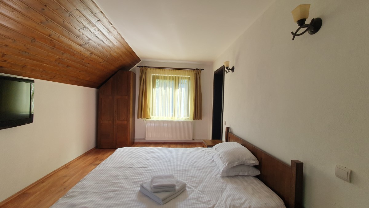 Cameră dublă decorată cu lemn și lumină naturală