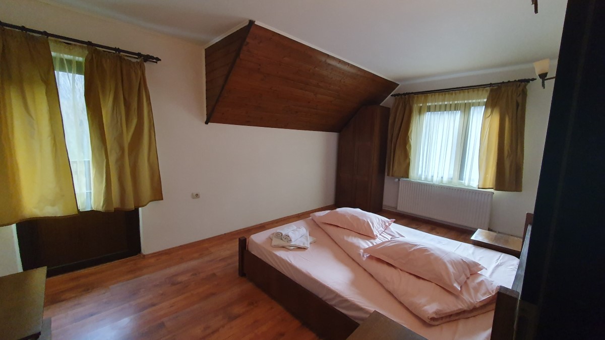 Pat matrimonial și priveliște montană la La Crăiță