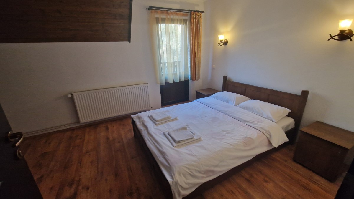 Dormitor rustic cu vedere spre pădure  