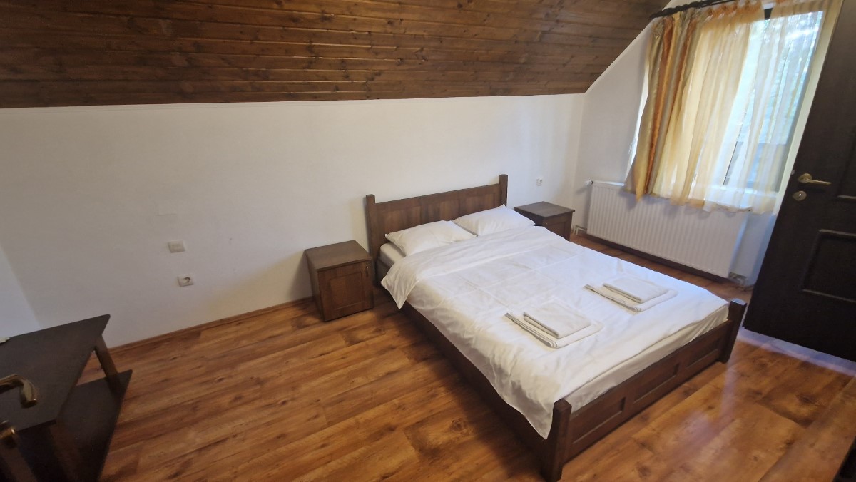 Cameră de oaspeți cu atmosferă caldă și detalii naturale